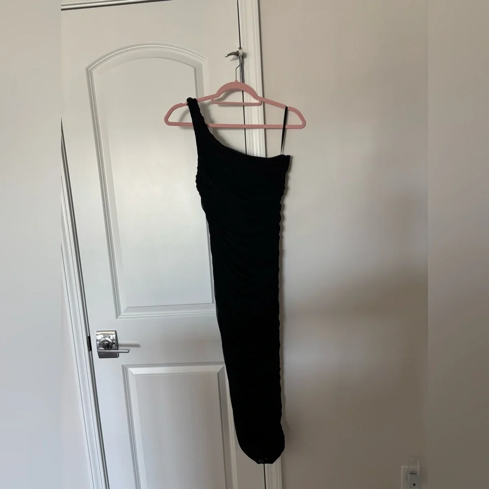 Aritiza Babaton Luxor | One-Shoulder Dress in Black - Picture 2 of 3